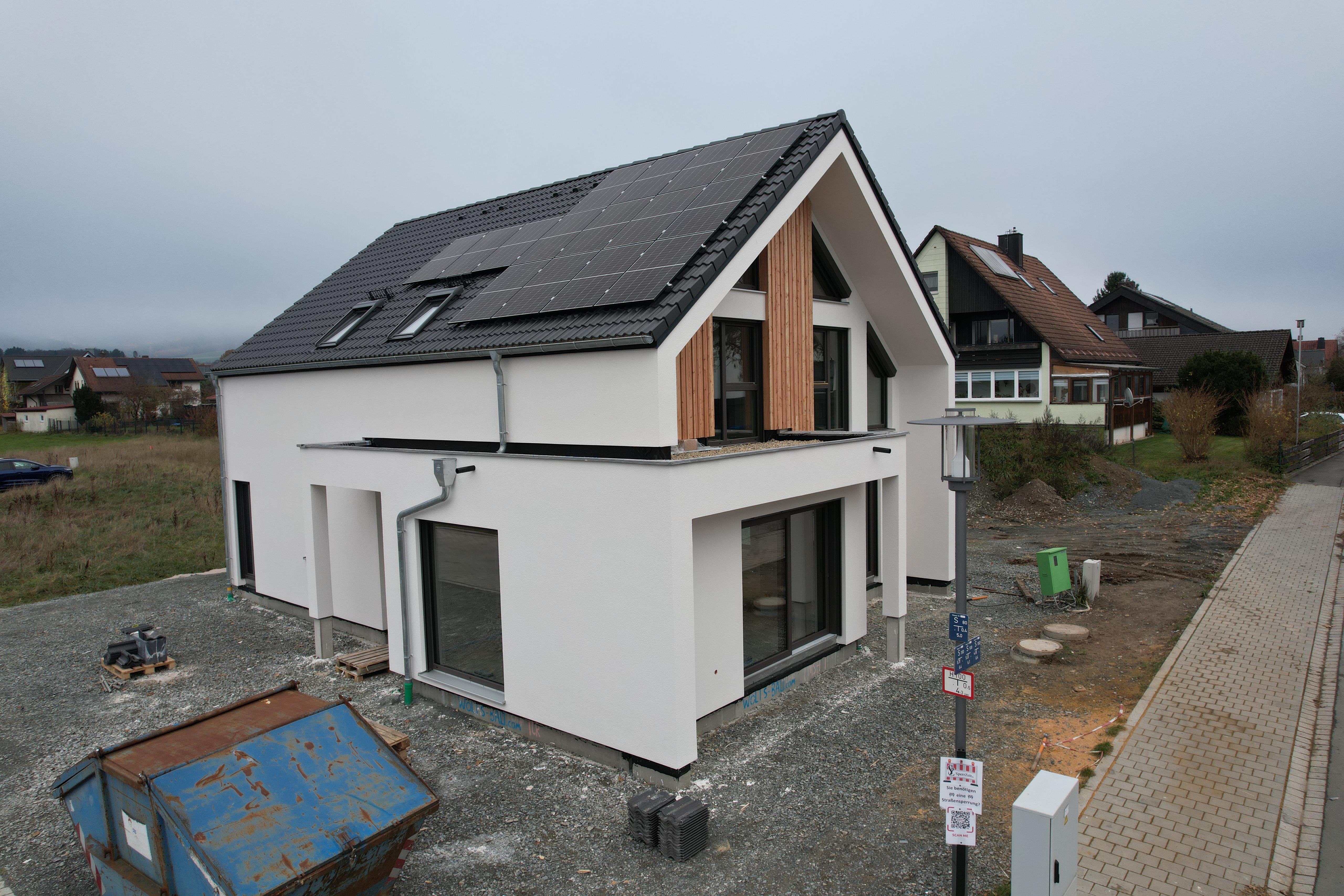 Neubau mit Solardach – WOLF-Haus Fertighaus Bayreuth